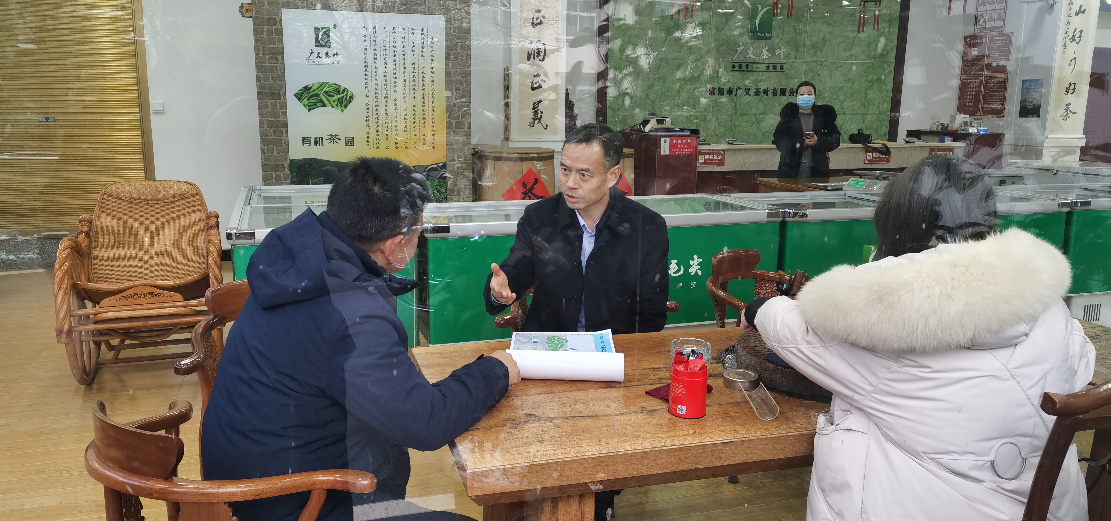 信陽市委常委、副市長秦保建到信陽市廣義茶葉有限公司慰問全國勞模李廣義同志