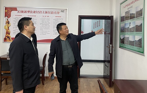 2022年11月9日 ，浉河區(qū)工會胡華庭主席來信陽市廣義茶葉有限公司慰問全國勞模李廣義同志，并傳達(dá)黨的二十大精神。